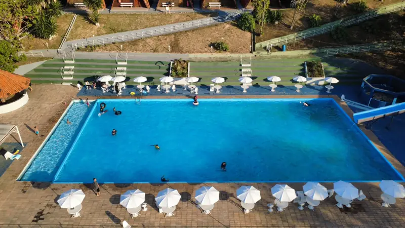 Piscina com guarda-sóis brancos