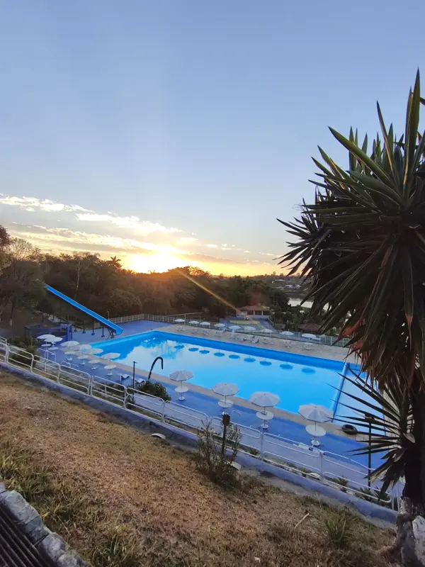 Pôr do sol sobre a piscina