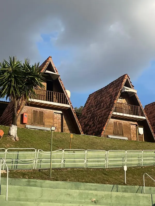 Chalés triangulares no gramado