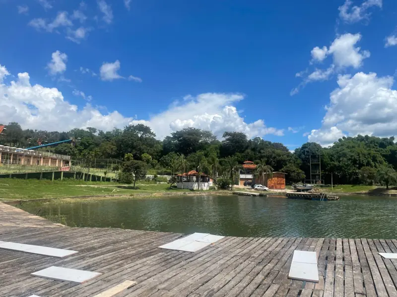 Deck de madeira sobre a lagoa