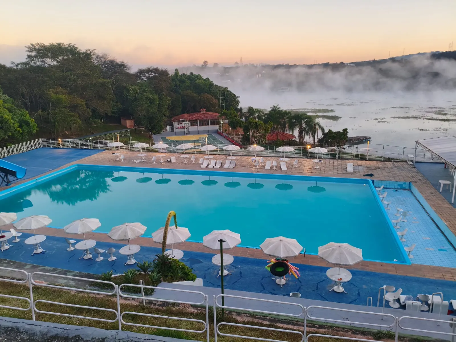 Piscina com bruma sobre a Várzea das Flores ao amanhecer