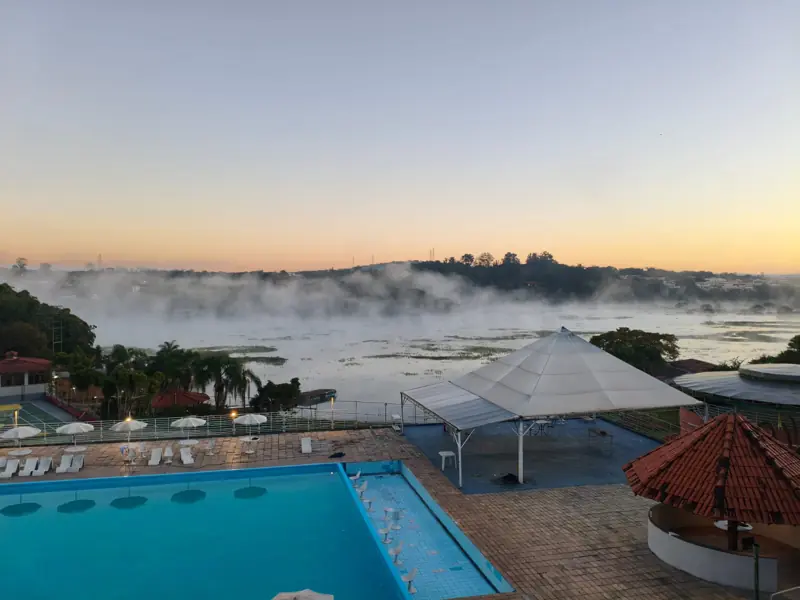 Amanhecer com bruma sobre a represa